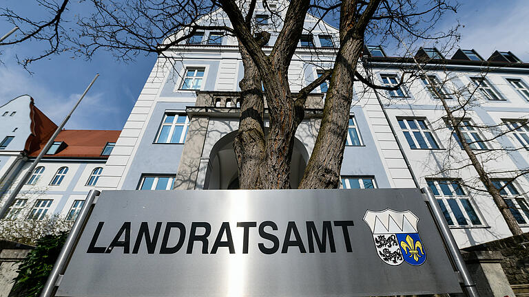 Einer der rund 550 Mitarbeiter des Landratsamtes Würzburg steht unter Verdacht des Landrats, einen anonymen Brief geschrieben zu haben, der jahrelanges Mobbing durch einen Vorgesetzten aufdeckt. Einer der rund 550 Mitarbeiter des Landratsamtes Würzburg steht unter Verdacht des Landrats, einen anonymen Brief geschrieben zu haben, der jahrelanges Mobbing durch einen Vorgesetzten aufdeckt.