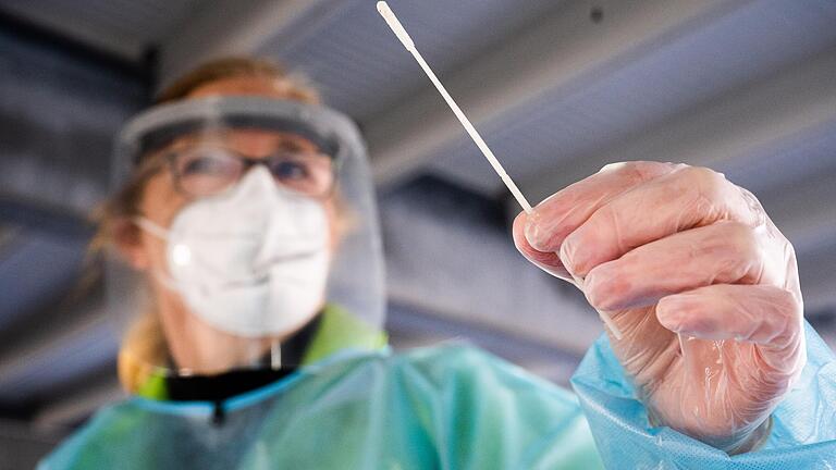Schnelltests auf das Corona-Virus können helfen die Pandemie einzudämmen, sagt der Würzburger Virologe Lars Dölken. Schnelltests auf das Corona-Virus können helfen die Pandemie einzudämmen, sagt der Würzburger Virologe Lars Dölken.