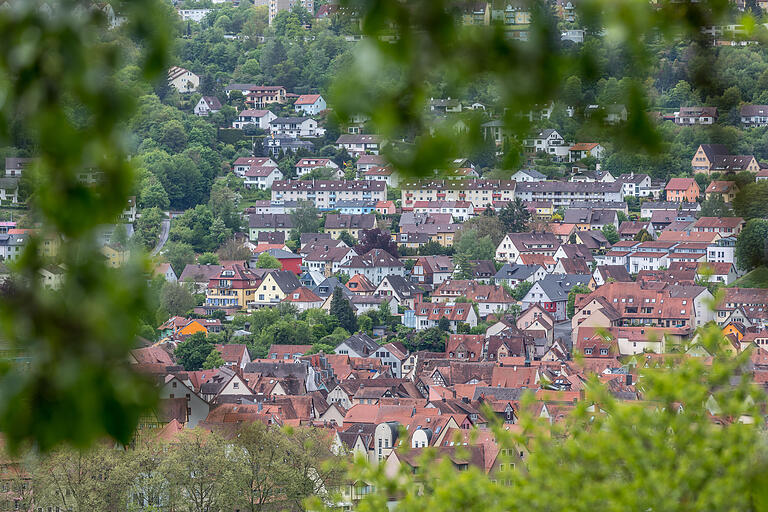 Die Tour gewährt immer wieder Blicke auf die baden-württembergische Seite des Mains nach Wertheim. Die Tour gewährt immer wieder Blicke auf die baden-württembergische Seite des Mains nach Wertheim.
