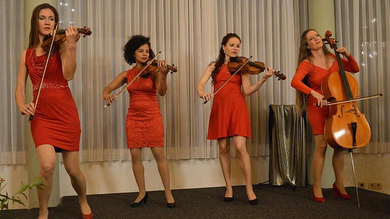 Das hochvirtuose Quartett 'La Finesse' bei ihren leidenschaftlichen und viel umjubelten Konzert im Zellinger Pfarrsaal (von links) Daniela Reimertz, Esther Owusu, Anne Eberlein und Birgit Saemann.