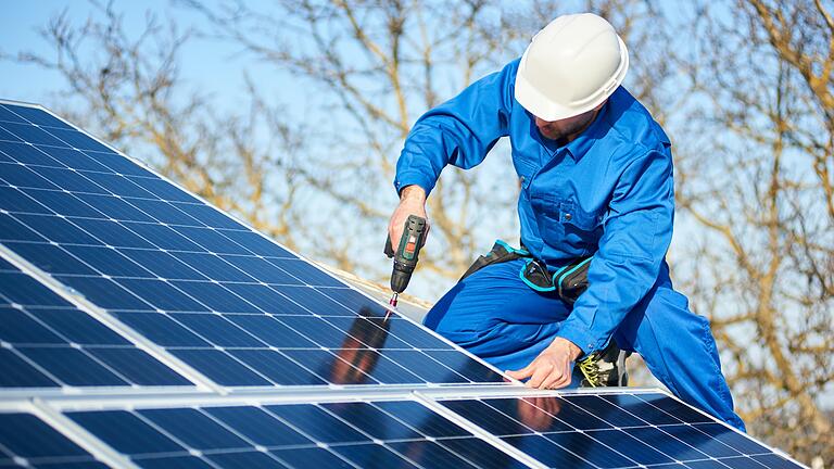 Photovoltaikanlagen werden in den letzten Jahren immer beliebter. Jetzt will auch der Landkreis Kitzingen ihren Einbau finanziell fördern.