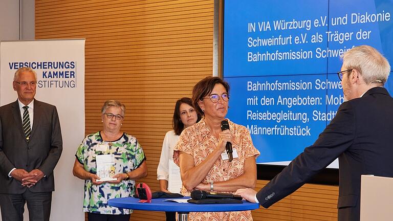 Großer Bahnhof für die Bahnhofsmission Schweinfurt: Bei der Preisverleihung in München dabei waren (von links) Innenminister Joachim Herrmann mit dem Schweinfurter Team Ingeborg Götz, Martina Fallmann und Susanne Brand - letztere im Gespräch mit Moderator Klaus Schneider.