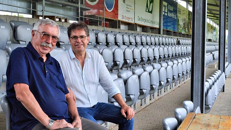 Freuen sich auf das Festwochenende anlässlich des 100-jährigen Bestehens des TSV-Großbardorf: die Vorstandsmitglieder Klaus Lemmer (links) und Mathias Klöffel auf der Tribüne der Bioenergie Arena, die mit Sitzen aus der Münchner Allianz Arena aufwarten kann.