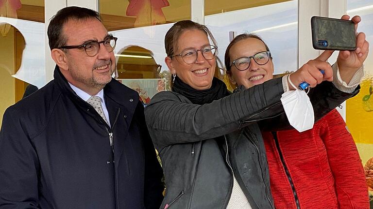 Selfie mit Pflegekräften des Franziska-Streitel-Altenheims: Gesundheitsminister Klaus Holetschek gab sich beim Spatenstich zum Neubau leutselig. Selfie mit Pflegekräften des Franziska-Streitel-Altenheims: Gesundheitsminister Klaus Holetschek gab sich beim Spatenstich zum Neubau leutselig. 