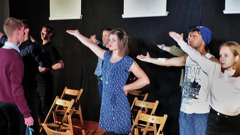 Mit dem Theaterstück &bdquo;Die Welle&ldquo; geht derzeit ein Jugendtheaterprojekt der Arbeitsgemeinschaft Mundarttheater Franken auf Tournee. Am Sonntag war die junge Theatertruppe bei ihrem einzigen unterfränkischen Tourneeauftritt in der Festscheune in Oberwerrn zu Gast.