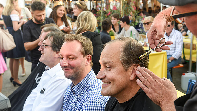 Schnipp, schnapp, Haare ab. Die Festwirte und Bürgermeister Adolf Bauer ließen sich am Dienstagabend auf der Weinparade von Andreas Stapf und seinem Team die Haare schneiden: (von rechts) Rainer Schömig, Andreas Korger, Kurt Schubert und verdeckt Frank Kulinna und Michael Schloßareck. Grund war der Besuch der 19 Weinprinzessinnen auf der Weinparade. Foto: Thomas Obermeier Schnipp, schnapp, Haare ab. Die Festwirte und Bürgermeister Adolf Bauer ließen sich am Dienstagabend auf der Weinparade von Andreas Stapf und seinem Team die Haare schneiden: (von rechts) Rainer Schömig, Andreas Korger, Kurt Schubert und verdeckt Frank Kulinna und Michael Schloßareck. Grund war der Besuch der 19 Weinprinzessinnen auf der Weinparade. Foto: Thomas Obermeier