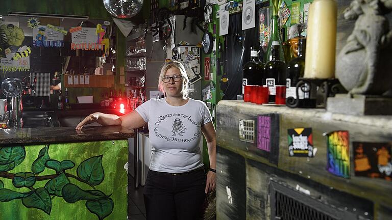 Katja Ruck im Sommer 2020 in ihrem Lokal 'Dschungel' in Volkach. Katja Ruck im Sommer 2020 in ihrem Lokal 'Dschungel' in Volkach.