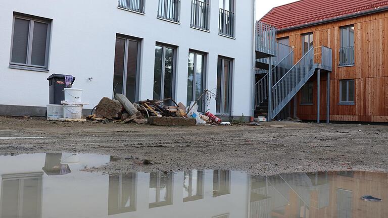 Pfützen, Schlammlöcher und Müll am Dreiseithof in Nenzenheim: Eigentlich sollten die sechs Wohnungen in der städtischen Wohnanlage längst fertig sein. Pfützen, Schlammlöcher und Müll am Dreiseithof in Nenzenheim: Eigentlich sollten die sechs Wohnungen in der städtischen Wohnanlage längst fertig sein.