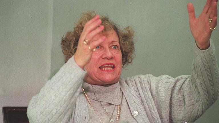 Professionalität und Charisma: Antonia Linder 1998 in 'Zyanid um fünf' von Pavel Kohout. Professionalität und Charisma: Antonia Linder 1998 in 'Zyanid um fünf' von Pavel Kohout.
