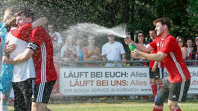 Thorsten Maier (rechts) verpasst Mitspielern nach dem Sieg im Relegationsrückspiel eine Sektdusche. Der SV Birkenfeld setzte sich mit zwei Siegen gegen den SV Kürnach durch und steigt in die Fußball-Bezirksliga auf. Thorsten Maier (rechts) verpasst Mitspielern nach dem Sieg im Relegationsrückspiel eine Sektdusche. Der SV Birkenfeld setzte sich mit zwei Siegen gegen den SV Kürnach durch und steigt in die Fußball-Bezirksliga auf.