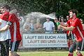 Thorsten Maier (rechts) verpasst Mitspielern nach dem Sieg im Relegationsrückspiel eine Sektdusche. Der SV Birkenfeld setzte sich mit zwei Siegen gegen den SV Kürnach durch und steigt in die Fußball-Bezirksliga auf.