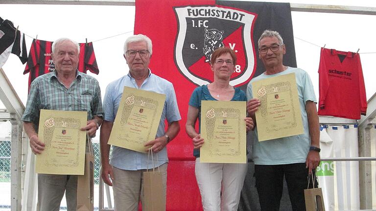 Josef Weissenberger, Arnold Schneider und Anita und Dieter Schaupp (von links) sind die neuen Ehrenmitglieder im FC Fuchsstadt. - Josef Weissenberger, Arnold Schneider und Anita und Dieter Schaupp (von links) sind die neuen Ehrenmitglieder im FC Fuchsstadt. Josef Weissenberger, Arnold Schneider und Anita und Dieter Schaupp (von links) sind die neuen Ehrenmitglieder im FC Fuchsstadt. - Josef Weissenberger, Arnold Schneider und Anita und Dieter Schaupp (von links) sind die neuen Ehrenmitglieder im FC Fuchsstadt.