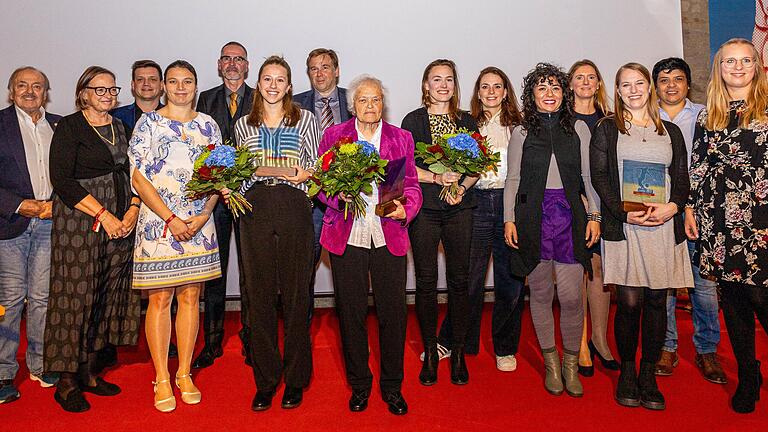 Gemeinsames Bild von Sponsoren, Laudatoren und Lotte-Preisträgerinnen mit (von links) Rainer Griebel, Dagmar Bergs-Winkels, Stefan Hebig, Angelika Söder, Heinz Reinders, Marie Gamperl (Schiedsrichter-Preis), Matthias Bode, Bärbel Wohlleben (Ehrenpreis), Vertreterinnen vom Verein Pichanga FC (Frauenfußball-Preis) und Judith Jörg-Roth (Vierte von rechts).