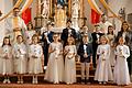 Diese Mädchen und Jungen aus Leutershausen, Windshausen, Burgwallbach und Hohenroth empfingen dieser Tage in der Kirche in Hohenroth die erste heilige Kommunion von Dekan Andreas Krefft und Diakon Thomas Prapolinat. Rechts die Wortgottesdienst-Beauftragte Katja Simon.