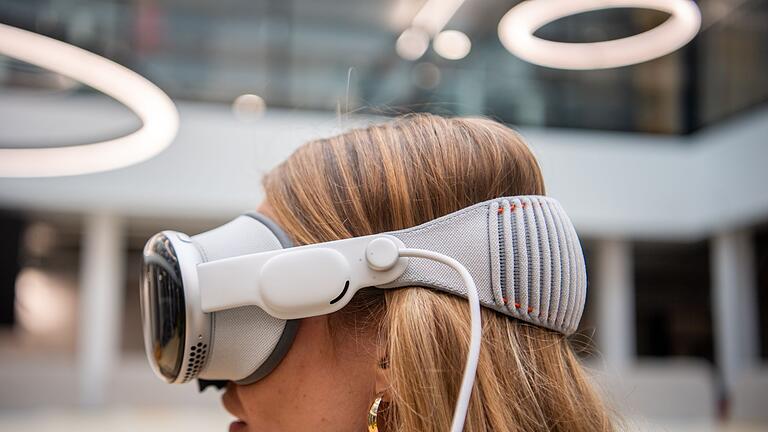 Vision Pro auf dem Kopf       -  So sitzt die Vision Pro auf dem Kopf. Die kleinen Lautsprecher an den Ohren können auch räumlichen 3D-Ton abspielen.