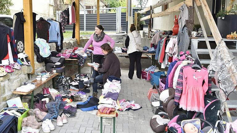 Das Angebot an Bekleidung war beim Dorfflohmarkt in Unfinden besonders groß. Das Angebot an Bekleidung war beim Dorfflohmarkt in Unfinden besonders groß.
