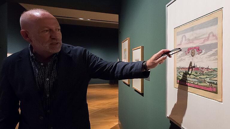 Wolf Eiermann, Leiter des Museums Georg Schäfer, erläutert die Farben auf einer Merian-Stadtansicht von Schweinfurt. Wolf Eiermann, Leiter des Museums Georg Schäfer, erläutert die Farben auf einer Merian-Stadtansicht von Schweinfurt.