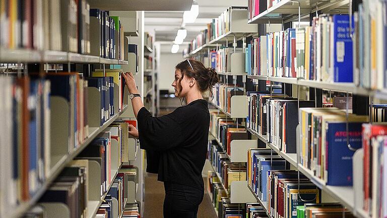 3,5 Millionen Medien, davon etwa zwei Drittel Bücher, werden in der Würzburger Zentralbibliothek der Uni verwaltet.