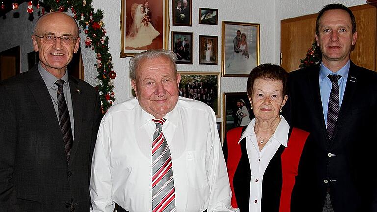 Ihre Diamantene Hochzeit feierten am Donnerstag in Weisbrunn Heinz und Anna Malinowski &ndash; mit den Gratulanten Landrat Wilhelm Schneider (links) und 1. Bürgermeister Michael Ziegler.