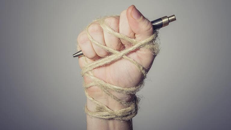 Reporter ohne Grenzen sieht die geplante Ausweitung der Befugnisse der Geheimdienste in der digitalen Welt als Gefahr für die Pressefreiheit. Reporter ohne Grenzen sieht die geplante Ausweitung der Befugnisse der Geheimdienste in der digitalen Welt als Gefahr für die Pressefreiheit.