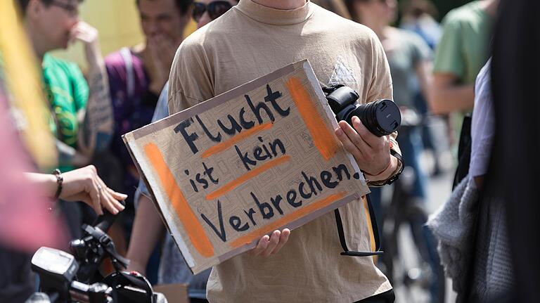 Zahlreiche Menschen nahmen im Mai an der Demonstration mit dem Motto 'Schafft sichere Häfen' in Würzburg teil. Zahlreiche Menschen nahmen im Mai an der Demonstration mit dem Motto 'Schafft sichere Häfen' in Würzburg teil.