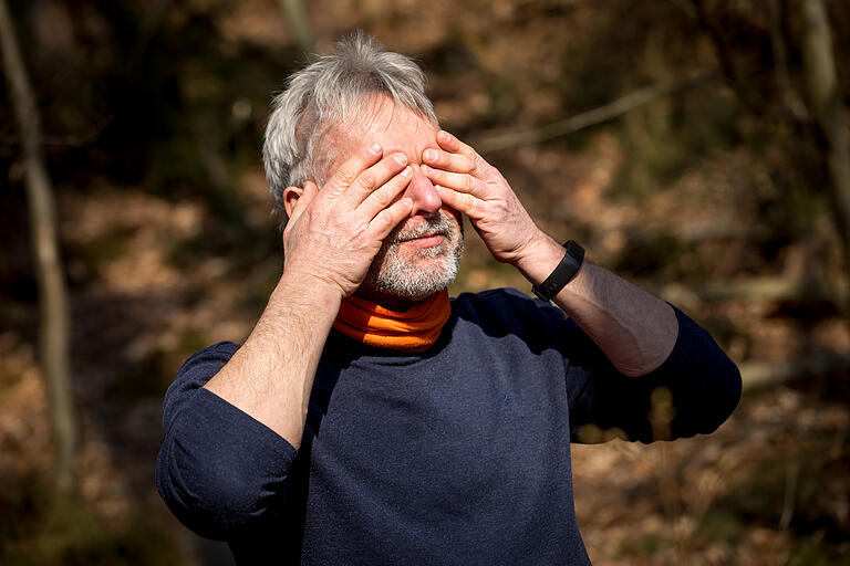 Unterwegs auf dem Pfad der Achtsamkeit: Station 3 lädt zum Palmieren ein. Diese Übung aus dem Qigong schenkt frische Energie und entspannt die Augen. Dabei gilt es, sich kräftig die Hände zu reiben und diese dann locker auf die Augen zu legen, um im Anschluss die Wärme zu spüren und die Energie aufzunehmen. Unterwegs auf dem Pfad der Achtsamkeit: Station 3 lädt zum Palmieren ein. Diese Übung aus dem Qigong schenkt frische Energie und entspannt die Augen. Dabei gilt es, sich kräftig die Hände zu reiben und diese dann locker auf die Augen zu legen, um im Anschluss die Wärme zu spüren und die Energie aufzunehmen.