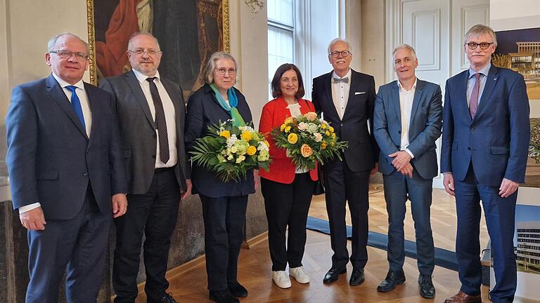 Nach dem Festakt im Fürstensaal der Residenz (von links): Regierungspräsident Eugen Ehman, neuer Behördenleiter des Staatlichen Baumt Würzburgs Michael Fuchs mit Frau Wolf-Fuchs, Joachim Fuchs, bisheriger Behördenleiter mit Frau Fuchs, Ministerialdirektor Thomas Gruber und der Kanzler der Universität Würzburg Uwe Klug. Nach dem Festakt im Fürstensaal der Residenz (von links): Regierungspräsident Eugen Ehman, neuer Behördenleiter des Staatlichen Baumt Würzburgs Michael Fuchs mit Frau Wolf-Fuchs, Joachim Fuchs, bisheriger Behördenleiter mit Frau Fuchs, Ministerialdirektor Thomas Gruber und der Kanzler der Universität Würzburg Uwe Klug.