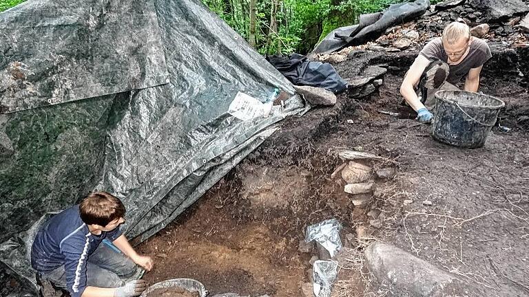 Angehende Archäologen der Philipps Universität Marburg sind auf der Milseburg mit archäologischen Grabungen befasst. Angehende Archäologen der Philipps Universität Marburg sind auf der Milseburg mit archäologischen Grabungen befasst.