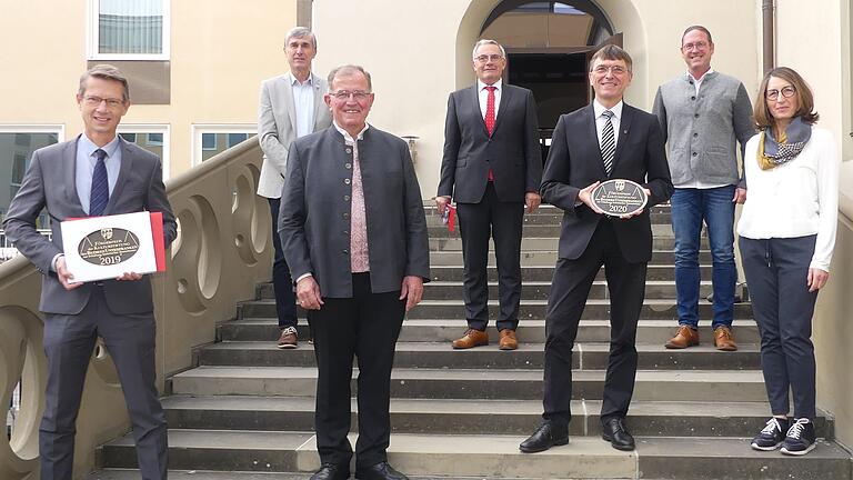 Die Preisträger 2020 haben alte fränkische Gemäuer fit gemacht fürs 21.Jahrhundert: Oberbürgermeister Sebastian Remelé, Vizelandrat Thomas Vizl, Bezirkstagspräsident Erwin Dotzel, Bezirksrat und Jurymitglied Stefan Funk, Bergrheinfelds Bürgermeister Ulrich Werner, Architekt Joachim Perleth sowie Birgit Grob (Gemeinde Bergrheinfeld). Die Preisträger 2020 haben alte fränkische Gemäuer fit gemacht fürs 21.Jahrhundert: Oberbürgermeister Sebastian Remelé, Vizelandrat Thomas Vizl, Bezirkstagspräsident Erwin Dotzel, Bezirksrat und Jurymitglied Stefan Funk, Bergrheinfelds Bürgermeister Ulrich Werner, Architekt Joachim Perleth sowie Birgit Grob (Gemeinde Bergrheinfeld).