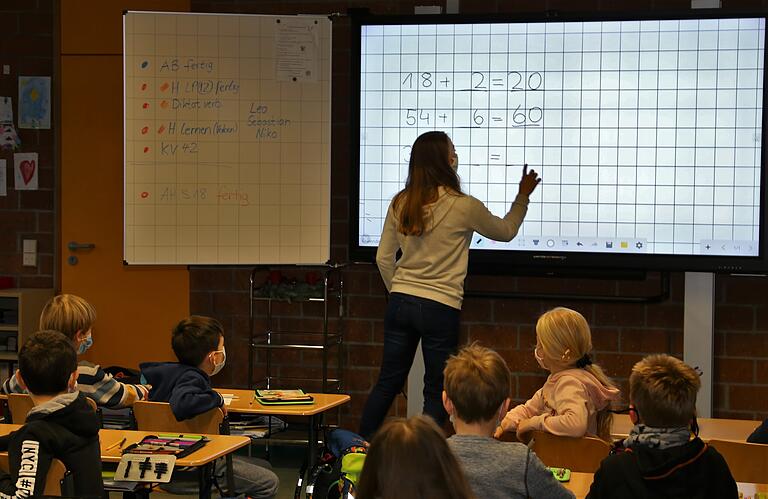Ausgedient haben nun für die 300 Schüler in den 13 Klassen der Grundschule Veitshöchheim (davon vier in der Vitusschule im Altort) die klassischen Kreidetafeln. Statt mit Kreide können nun Lehrer und Schüler mit ihren Fingern, wie im Bild eine mathematische Aufgabe, an die Tafel schreiben. Es sind dies hochmoderne internetfähige 4 k und 86 Zoll große interaktive Tafeln mit Pylonensystem und Seitentafeln. Ausgedient haben nun für die 300 Schüler in den 13 Klassen der Grundschule Veitshöchheim (davon vier in der Vitusschule im Altort) die klassischen Kreidetafeln. Statt mit Kreide können nun Lehrer und Schüler mit ihren Fingern, wie im Bild eine mathematische Aufgabe, an die Tafel schreiben. Es sind dies hochmoderne internetfähige 4 k und 86 Zoll große interaktive Tafeln mit Pylonensystem und Seitentafeln.