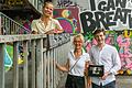 Die Würzburger Demokratie-Initiative pics4peace e.V., unter Leitung der ehemaligen Würzburger Oberbürgermeisterin Pia Beckmann, hat sich ein neues Bildungsprojekt namens 'news4you' ausgedacht. Im Bild (v.l.): Annika Hagge, Pia Beckmann und Philo Holland.
