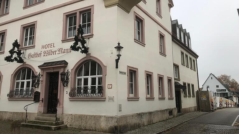 Das Hotel und die Gaststätte 'Wilder Mann' sollten von der AWO Unterfranken als Inklusionsbetrieb geführt werden. Jetzt ist die Arbeiterwohlfahrt vom Vertrag zurückgetreten. An ihre Stelle rückt ein neuer Betreiber aus Baden-Württemberg. Das Hotel und die Gaststätte 'Wilder Mann' sollten von der AWO Unterfranken als Inklusionsbetrieb geführt werden. Jetzt ist die Arbeiterwohlfahrt vom Vertrag zurückgetreten. An ihre Stelle rückt ein neuer Betreiber aus Baden-Württemberg.