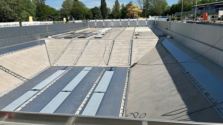 Aktuell laufen noch die Bauarbeiten: Das 50 auf 20 Meter große Schwimmerbecken des Freibads in Kitzingen wird mit einem Edelstahlbecken ausgestattet.&nbsp;