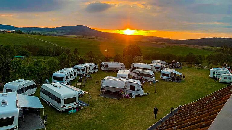 Sonnenuntergang auf dem Campingplatz Rhön Feeling in Bernshausen in Thüringen. Sonnenuntergang auf dem Campingplatz Rhön Feeling in Bernshausen in Thüringen.