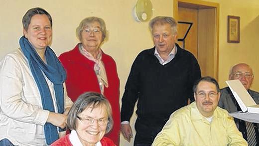 Frühjahrstagung des Katholischen Seniorenforums im Dekanat: Im Bild (hinten, von links): Ilka Seichter, neue Leiterin des Diözesanbüros in Bad Neustadt, die stellvertretende Dekanatsvorsitzende Petra Ebner und Regionalbeauftragter Karl Sterzinger sowie (vorne von links) Schriftführerin Elisabeth Brüger, Regional- und Bildungsreferent Norbert Kraus und Dekanatsaltenseelsorger Pfarrer Linus Eizenhöfer.
