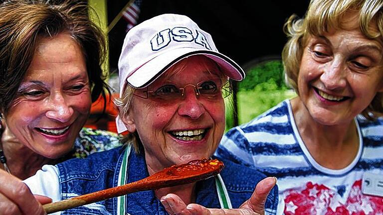Die drei von der Chili-Ausgabestelle: Christa Demmeler (von links), Rosemarie Zepke und Brigitte Schuck von der Deutsch-Amerikanischen Gesellschaft. Die drei von der Chili-Ausgabestelle: Christa Demmeler (von links), Rosemarie Zepke und Brigitte Schuck von der Deutsch-Amerikanischen Gesellschaft.