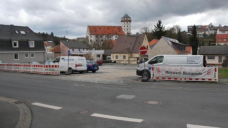 Eine der markantesten Baulücken im Rimparer Altort: der für das Ärztehaus vorgesehene Bauplatz in der Niederhoferstraße. Eine der markantesten Baulücken im Rimparer Altort: der für das Ärztehaus vorgesehene Bauplatz in der Niederhoferstraße.