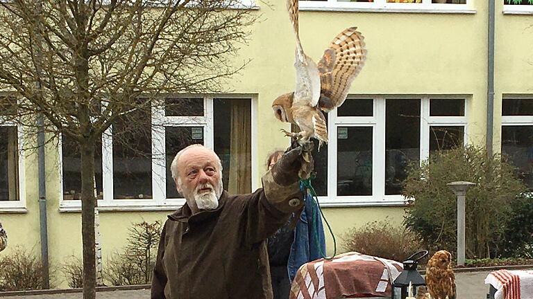 Falkner Harald Dellert auf dem Schulhof der Astrid-Lindgren-Grundschule.