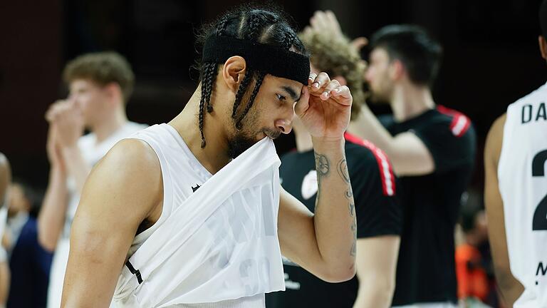 Jhivvan Jackson war nach dem Spiel enttäuscht über die Niederlage der Würzburg Baskets in Derthona. Jhivvan Jackson war nach dem Spiel enttäuscht über die Niederlage der Würzburg Baskets in Derthona.