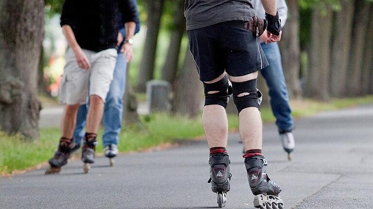 Sportler beim Inlineskaten       -  Symbolfoto