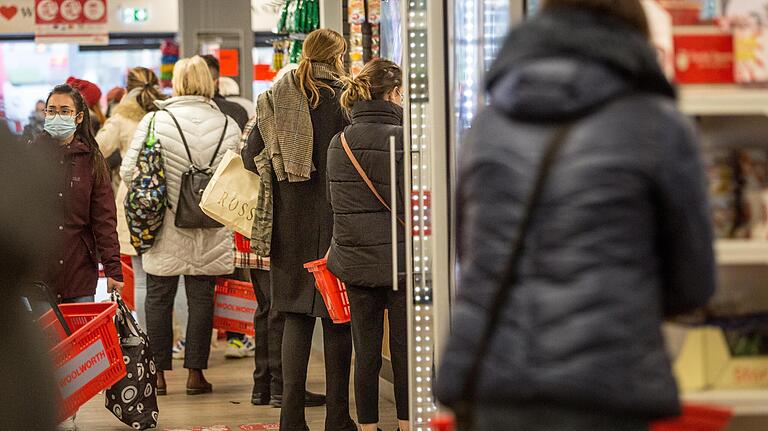 Damit die Menschen beim Einkaufen besser vor dem Coronavirus geschützt werden, gilt am Montag eine erweiterte Maskenpflicht. Damit die Menschen beim Einkaufen besser vor dem Coronavirus geschützt werden, gilt am Montag eine erweiterte Maskenpflicht. 