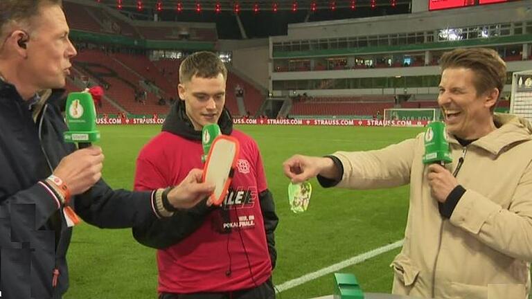wirtz.jpeg - Zum Vergleich: links der Schienbeinschoner von Erik Meijer, rechts der von Florian Wirtz. Sky-Reporter Michael Leopold scheints zu gefallen. wirtz.jpeg - Zum Vergleich: links der Schienbeinschoner von Erik Meijer, rechts der von Florian Wirtz. Sky-Reporter Michael Leopold scheints zu gefallen.