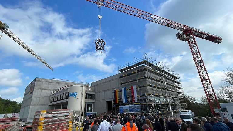 Vor elf Monaten war erster Spatenstich, jetzt trafen sich viele Gäste zum Richtfest für das neue Staatsarchivs in Kitzingen. Vor elf Monaten war erster Spatenstich, jetzt trafen sich viele Gäste zum Richtfest für das neue Staatsarchivs in Kitzingen.