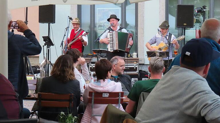 Spilk mit den Musikern (von links) Joachim Bühner, Frank Schmitt und Martin Reinhard war beim dritten Freitagskonzert in Bischofsheim zu Gast und unterhielt die zahlreichen Besucher des Marktplatzes. Spilk mit den Musikern (von links) Joachim Bühner, Frank Schmitt und Martin Reinhard war beim dritten Freitagskonzert in Bischofsheim zu Gast und unterhielt die zahlreichen Besucher des Marktplatzes.