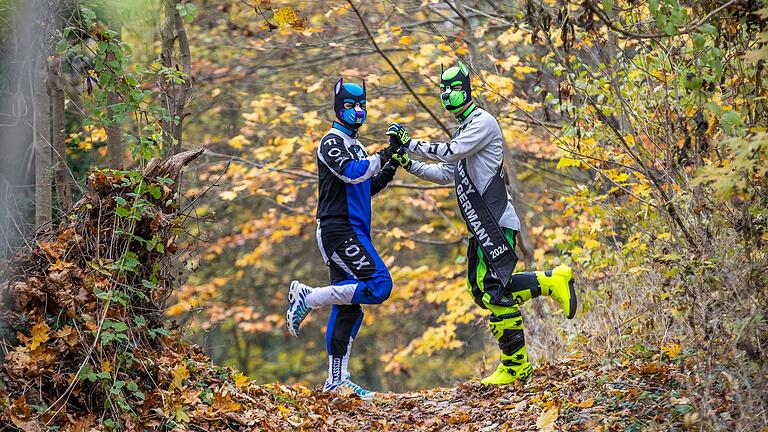 Jeder kann das Pup Play so ausleben, wie er will, findet Christian Christ (rechts). Manchmal besteht es für ihn und seinen Partner einfach nur aus einem Spaziergang im Wald.