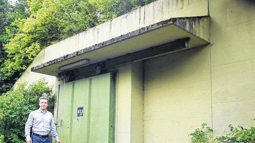 Riesen-Depot im Wald: Bernhard Beck, Geschäftsführer des Innopark Kitzingen,  ist &bdquo;Hausherr&ldquo; der 22 Bunker im Kitzinger Klosterforst. Die sollen nach ihrer Instandsetzung als Lager dienen &ndash; unter anderem für Explosivstoffe wie Feuerwerkskörper.