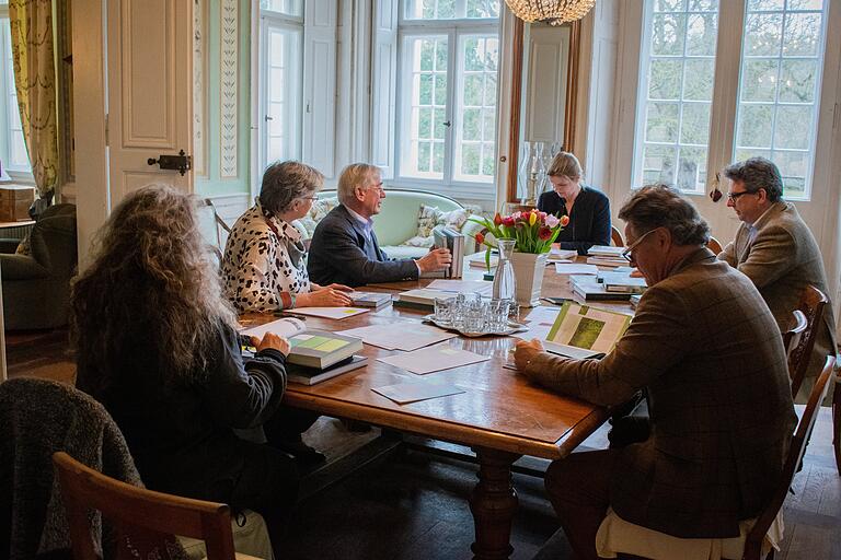 Zwei Tage tagt die Jury des Deutschen Gartenbuchpreises auf Schloss Dennenlohe bei Ansbach. Zwei Tage tagt die Jury des Deutschen Gartenbuchpreises auf Schloss Dennenlohe bei Ansbach.