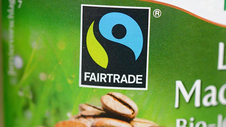 Ein 'Fairtrade'-Siegel ist in einem Lebensmittelladen in Stuttgart an einem Joghurt zu sehen (Symbolbild). Der Landkreis Rhön-Grabfeld möchte sich zum Fairtrade-Landkreis ernennen lassen. Eine Steuerungsgruppe soll hierfür den Weg ebnen. Sie traf sich nun zum ersten Mal. Ein 'Fairtrade'-Siegel ist in einem Lebensmittelladen in Stuttgart an einem Joghurt zu sehen (Symbolbild). Der Landkreis Rhön-Grabfeld möchte sich zum Fairtrade-Landkreis ernennen lassen. Eine Steuerungsgruppe soll hierfür den Weg ebnen. Sie traf sich nun zum ersten Mal.