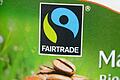Ein 'Fairtrade'-Siegel ist in einem Lebensmittelladen in Stuttgart an einem Joghurt zu sehen (Symbolbild). Der Landkreis Rhön-Grabfeld möchte sich zum Fairtrade-Landkreis ernennen lassen. Eine Steuerungsgruppe soll hierfür den Weg ebnen. Sie traf sich nun zum ersten Mal.