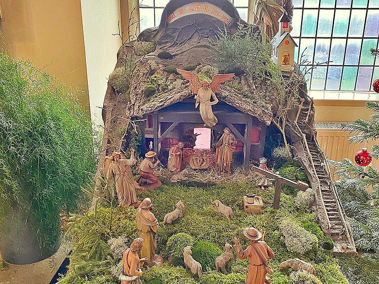 Die historische Weihnachtskrippe in einer Felsen- und Höhlenlandschaft, die Adolf Friedrich in den 1920er Jahren selbst gebaut hat. Nun ist sie mit den historischen Figuren von die Josef und Johann Pockl aus Merkershausen ein Hingucker nicht nur für die Heimbewohner. Die historische Weihnachtskrippe in einer Felsen- und Höhlenlandschaft, die Adolf Friedrich in den 1920er Jahren selbst gebaut hat. Nun ist sie mit den historischen Figuren von die Josef und Johann Pockl aus Merkershausen ein Hingucker nicht nur für die Heimbewohner.